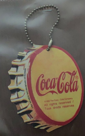 93275-1 € 3,00 coca cola sleutelhanger  model dop.jpeg